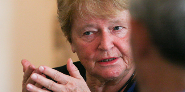 Gro Harlem Brundtland at a meeting with academics, businesspeople, youth and religious leaders from Jerusalem